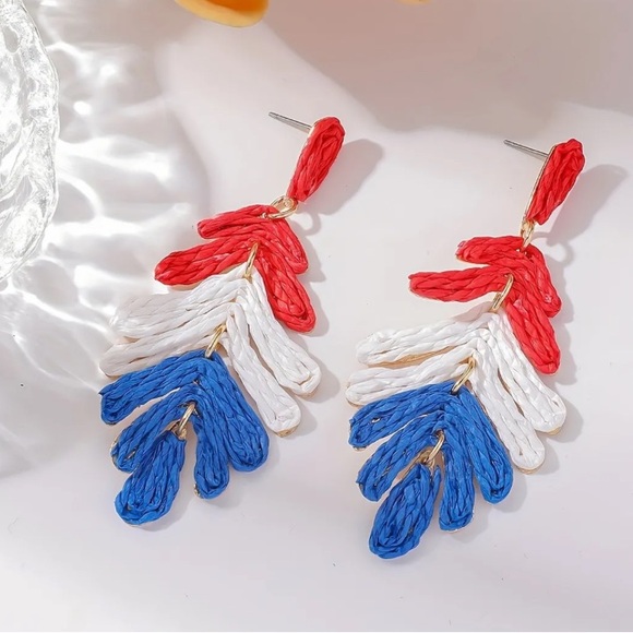 Boho style raffia dangle earrings leaf design USA patriotic colors lightweight - Picture 1 of 4